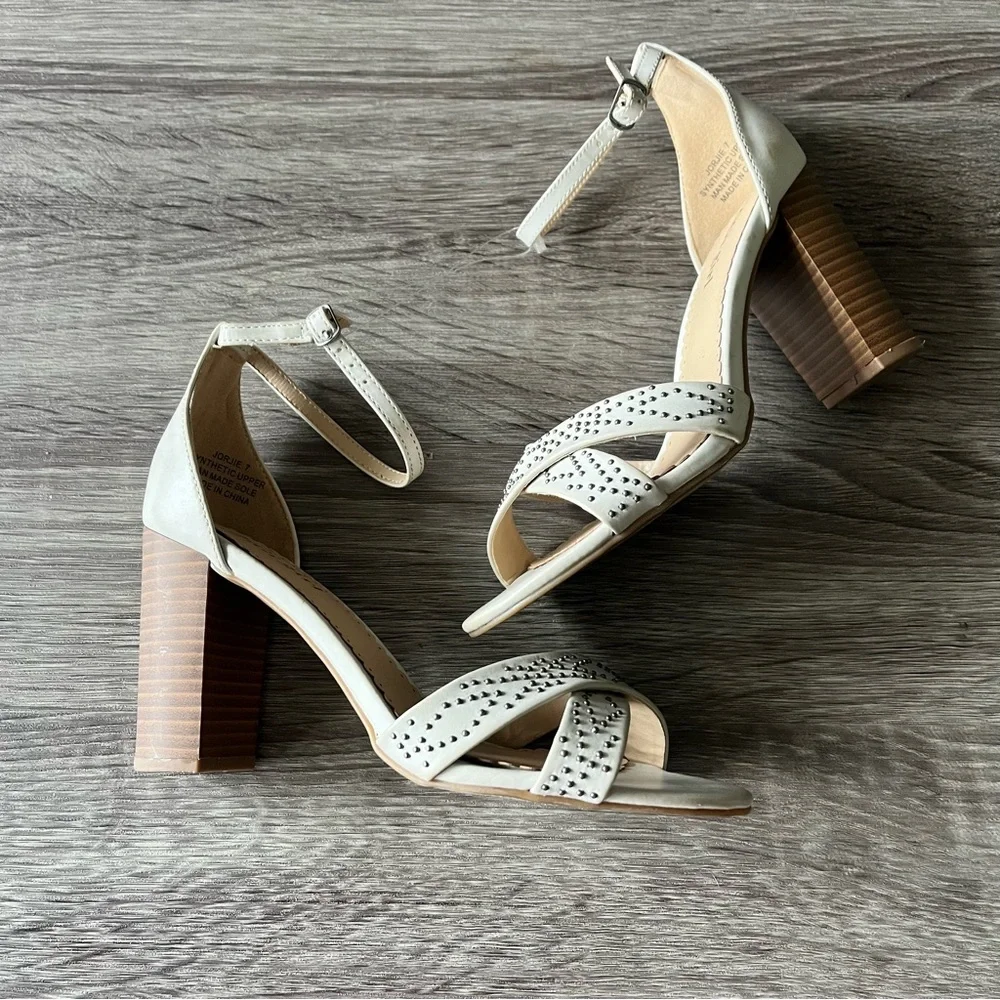 NWOT ZiGi Girl Jorjie 3” High Block Heel Sandal Off White Ankle Strap Studded